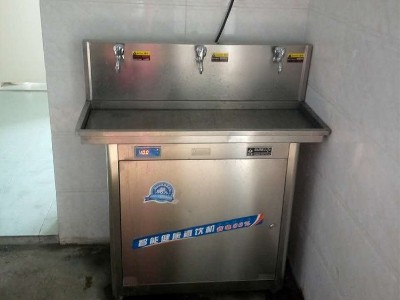 中小學(xué)要選擇怎樣的刷卡直飲水機