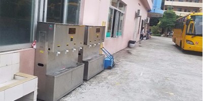 說到校園直飲水飲用水設(shè)備，你停留在老式開水器或是學(xué)校食堂的鍋爐燒水器，或是桶裝飲水機跟桶裝水，那你就落后很多了，今兒的直飲水行業(yè)變化很快，特別是校園飲水機更新?lián)Q代更快，從凈水行業(yè)可以看到科技是不斷地發(fā)展進步的。