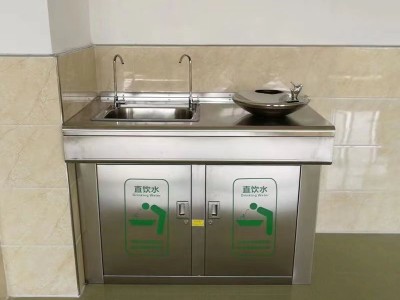商業(yè)廣場(chǎng)增設(shè)公共直飲水機(jī)，便民舉措獲好評(píng)