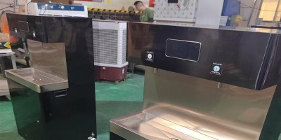 直飲水機(jī)接水口分身高版和矮版：這所學(xué)校把“兒童友好”做到細(xì)節(jié)里