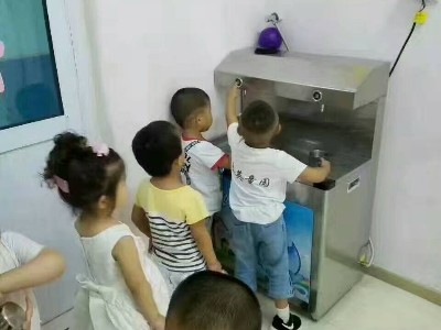幼兒園飲水機 深圳東方幼兒園說圣藍更可靠