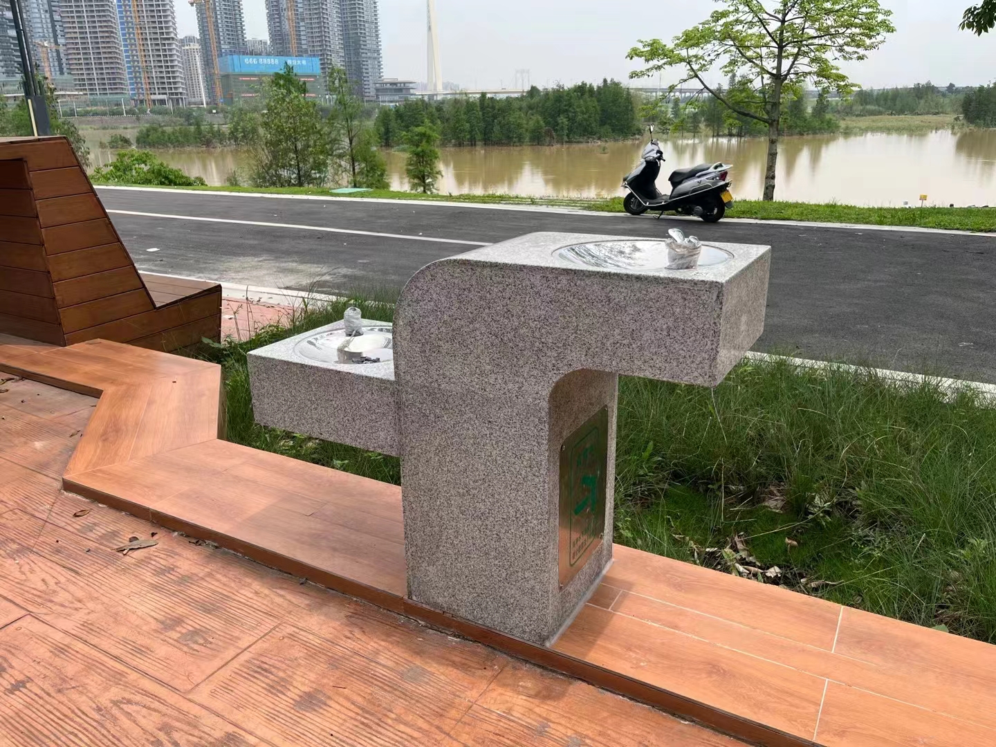 惠州西湖公園增設(shè)戶外直飲水機(jī)，提升游客飲水體驗與環(huán)保意識