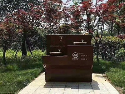 龍崗公園安裝了戶外直飲機，免杯取水更方便